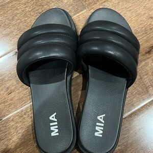 MIA black flip flops size 7